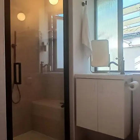 בית נופש Stylish With Loft Sleeps 4