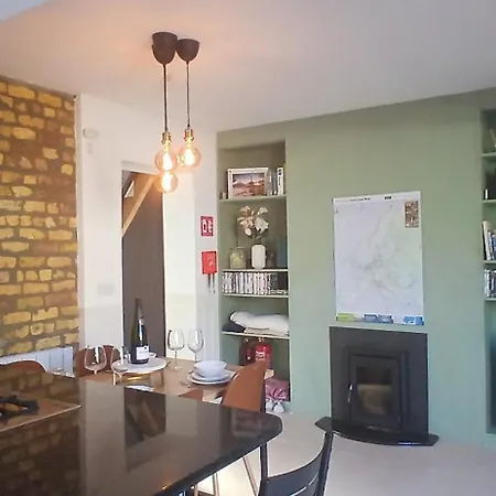 בית נופש Stylish With Loft Sleeps 4 דבלין