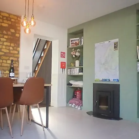 Stylish With Loft Sleeps 4 דבלין