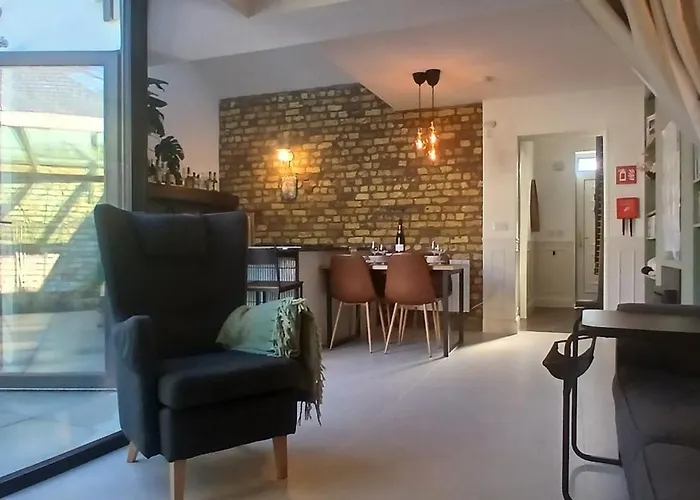 Stylish With Loft Sleeps 4