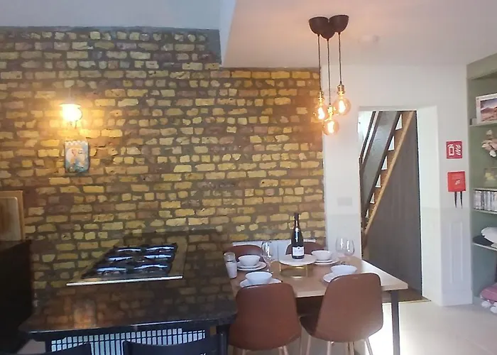 Stylish With Loft Sleeps 4 דבלין