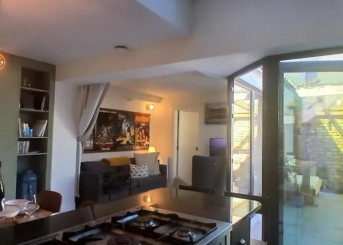 בית נופש Stylish With Loft Sleeps 4 *