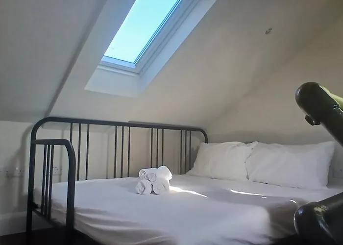 בית נופש Stylish With Loft Sleeps 4 דבלין