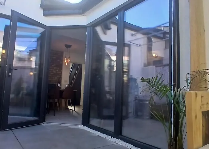 בית נופש Stylish With Loft Sleeps 4